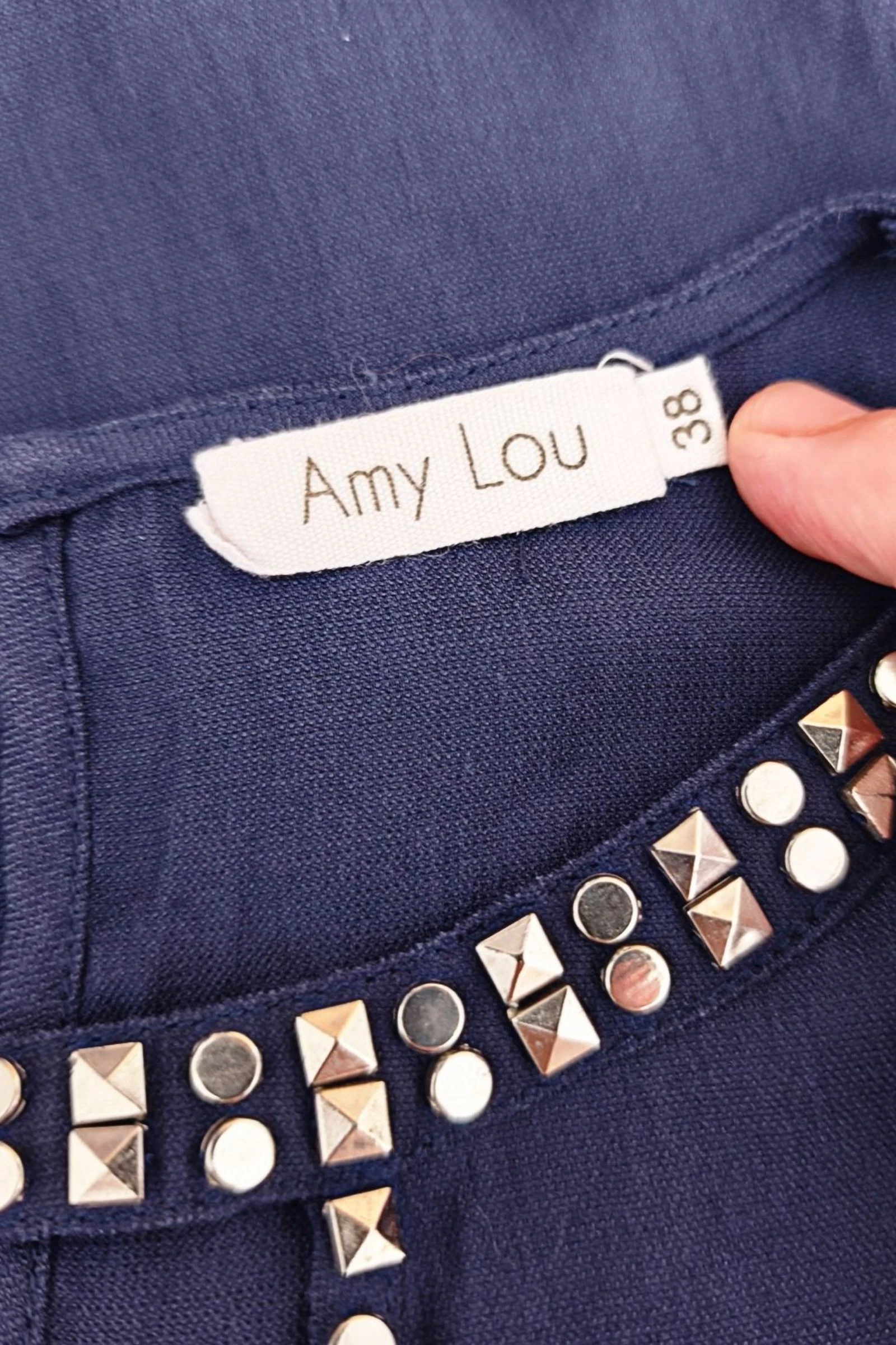 Vloeibare blouse met studs en schouderuitsnijding van Amy Lou – photo 9
